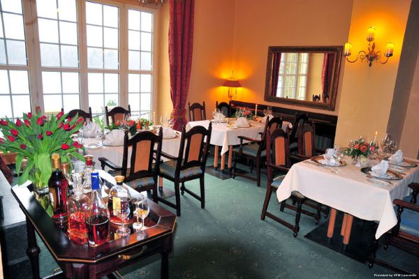 Schlosshotel Podewils (Polanów)